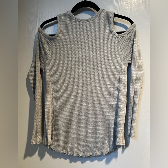 Adorable Gray Soft Waffle Material Cold Shoulder Top Size M - Picture 2 of 5